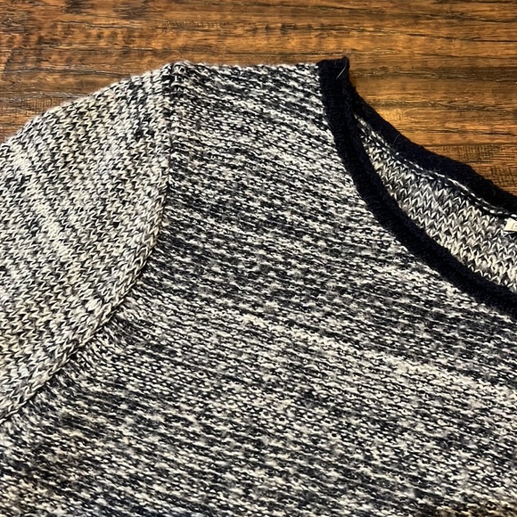 Navy blue GAP heathered comfy casual sweater w/exposed back seam - Picture 2 of 8